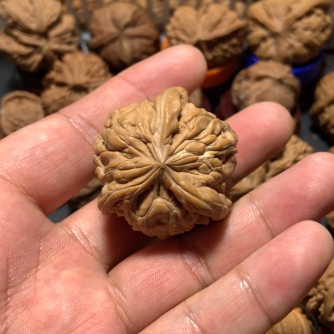 核桃忠**渝天然闷墩三楼一个