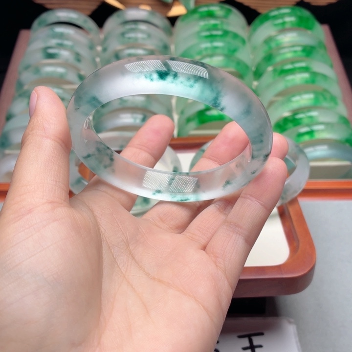 一***果石英质玉未镶嵌手镯