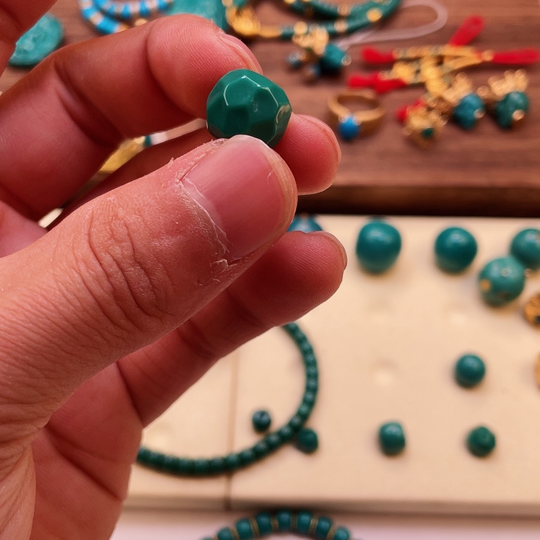 绿松石颈饰未镶嵌