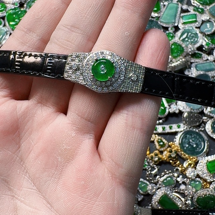 翡翠颈饰未镶嵌天然A货翡翠放漏