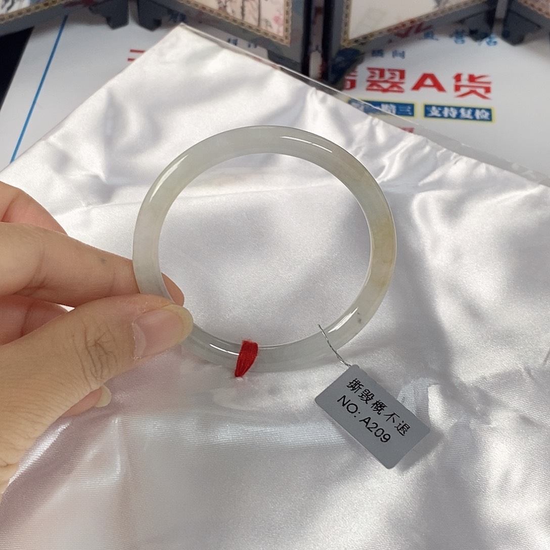 翡翠未镶嵌手镯（圆镯）50.5