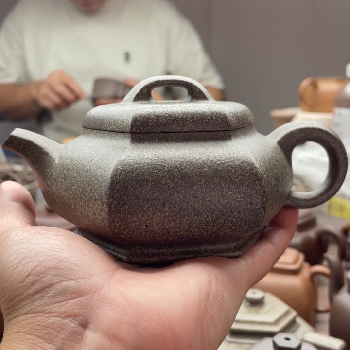 茶壶紫砂六方虚扁，手工泥
