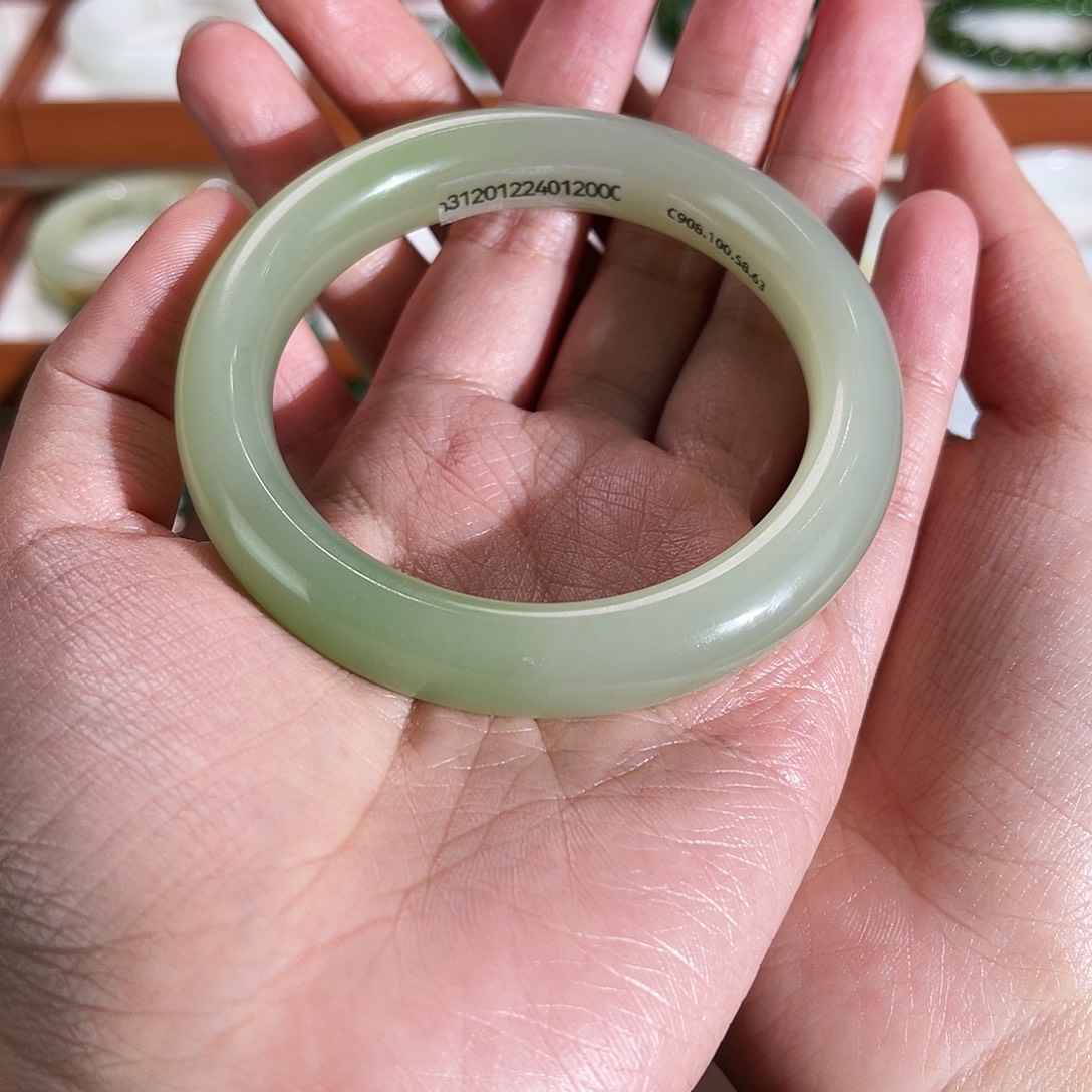 漫***ᵉ和田玉未镶嵌手镯