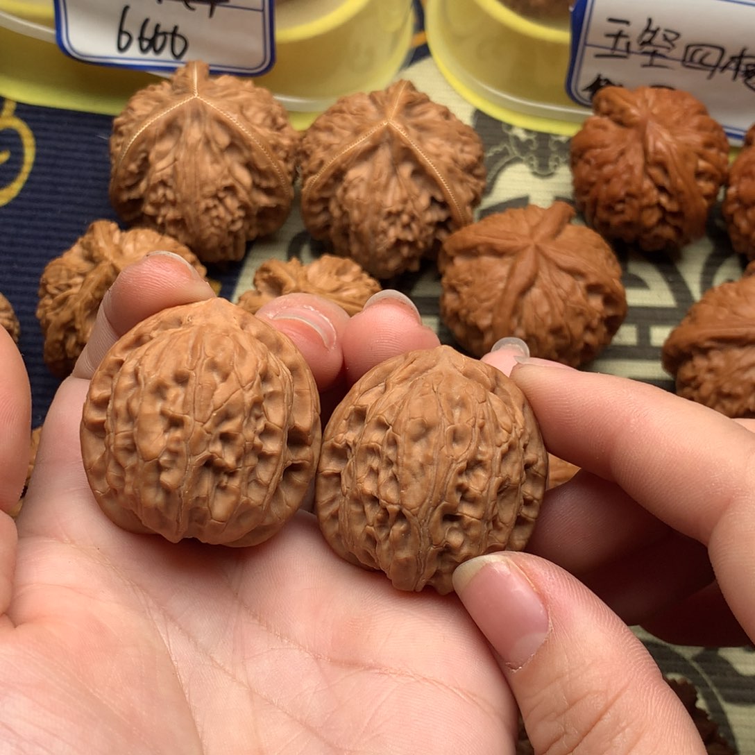文玩核桃吊坠龙胆33