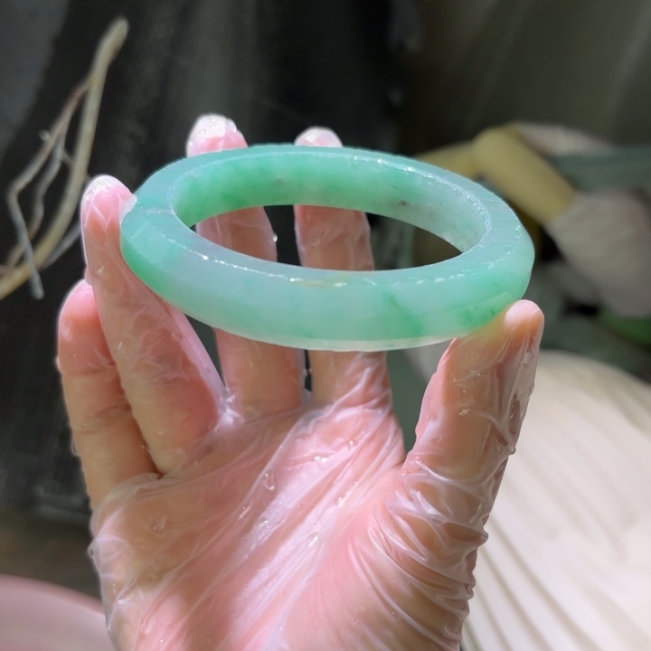 博***博石英质玉（非洲翠）未镶嵌手镯定制