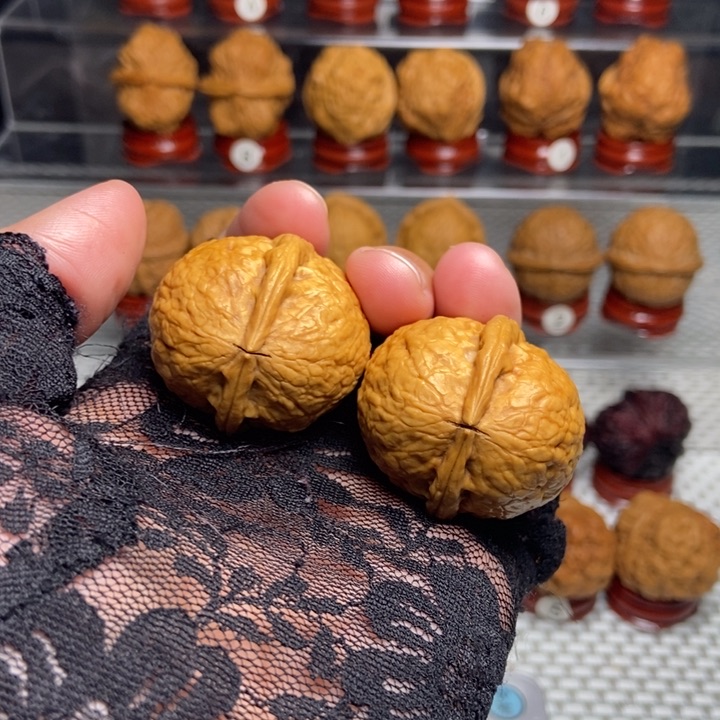 文玩核桃把件大屁桃存钱罐30