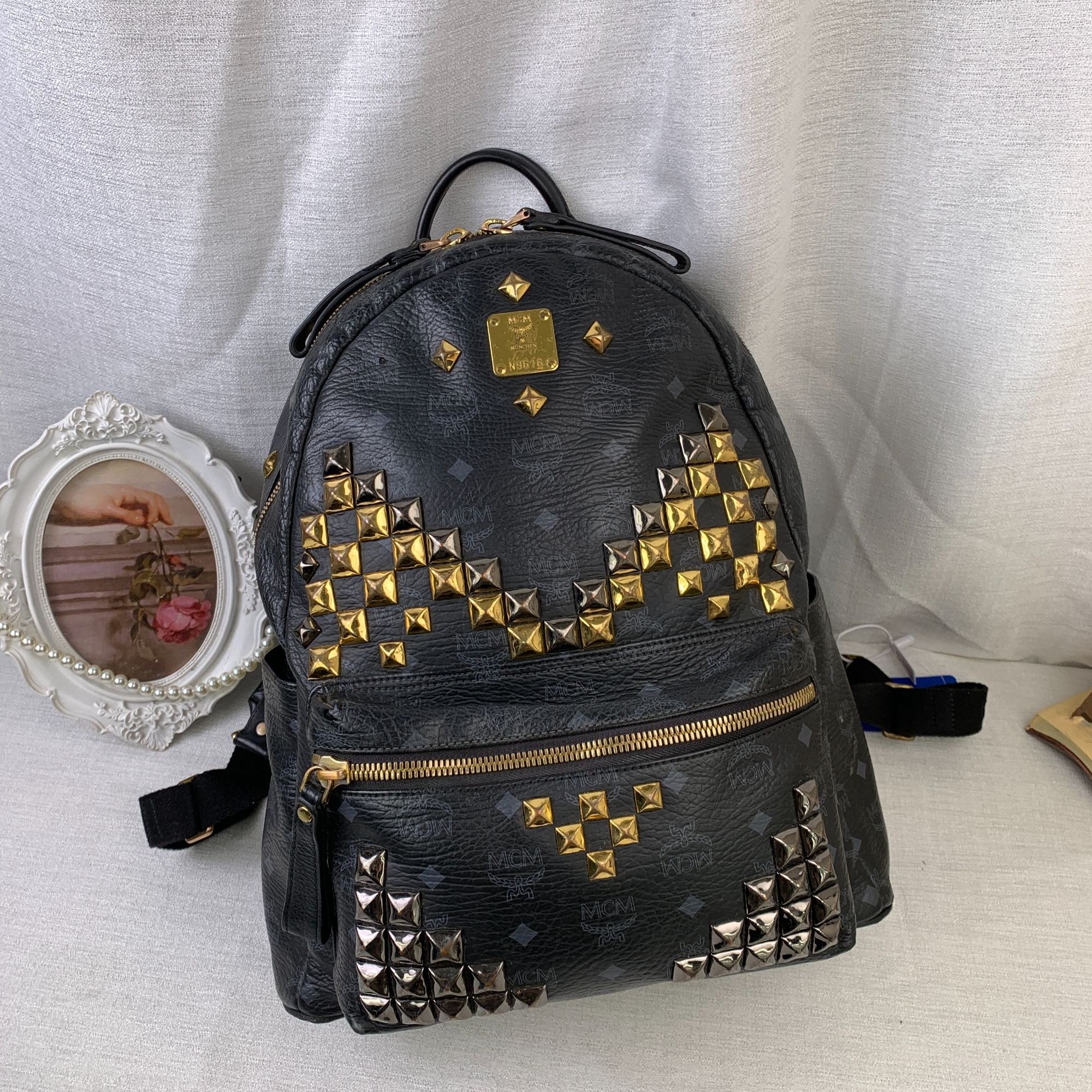 95新 MCM 32黑色铆钉中号双肩包/ZH11422035/2035