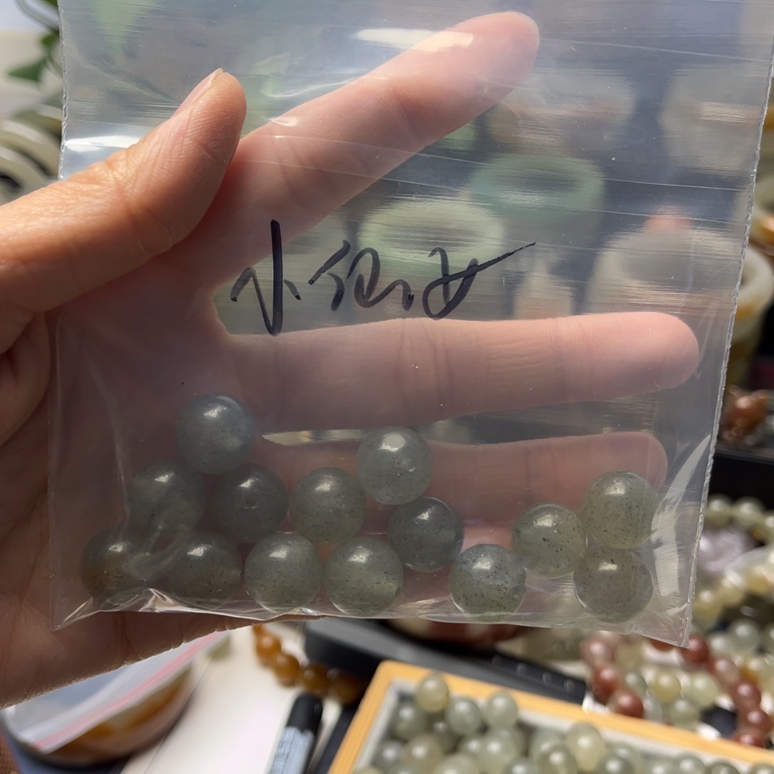 小***女石英质玉未镶嵌手镯