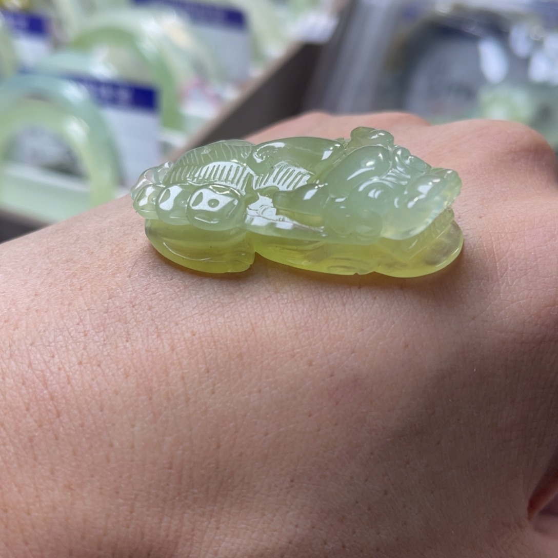 蛇纹石玉颈饰未镶嵌