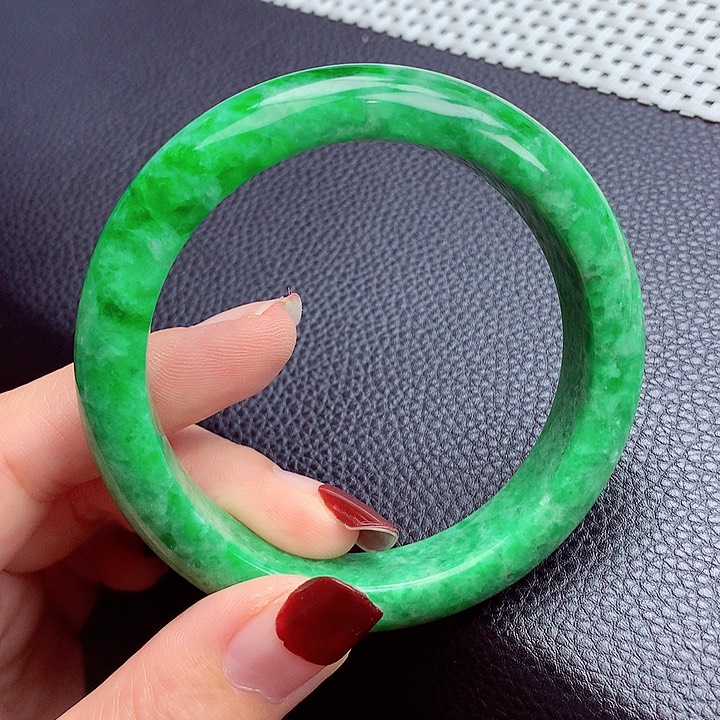 翡翠手镯未镶嵌翡翠