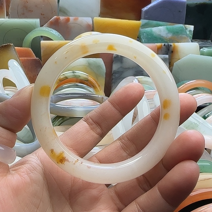 石英质玉未镶嵌手镯