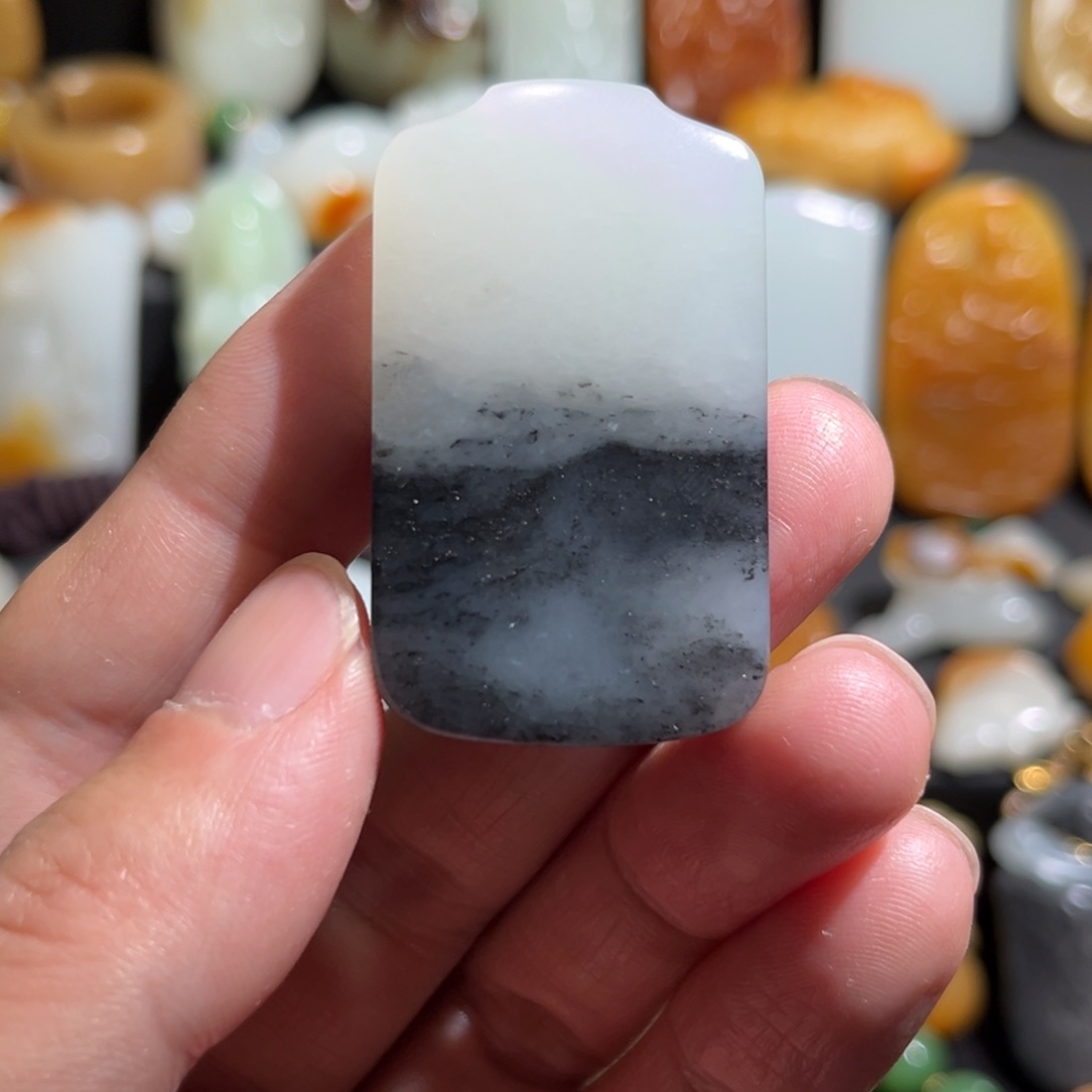 和田玉颈饰未镶嵌山水意境牌