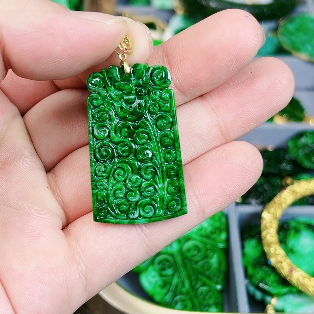 翡翠颈饰18K金镶嵌吊坠