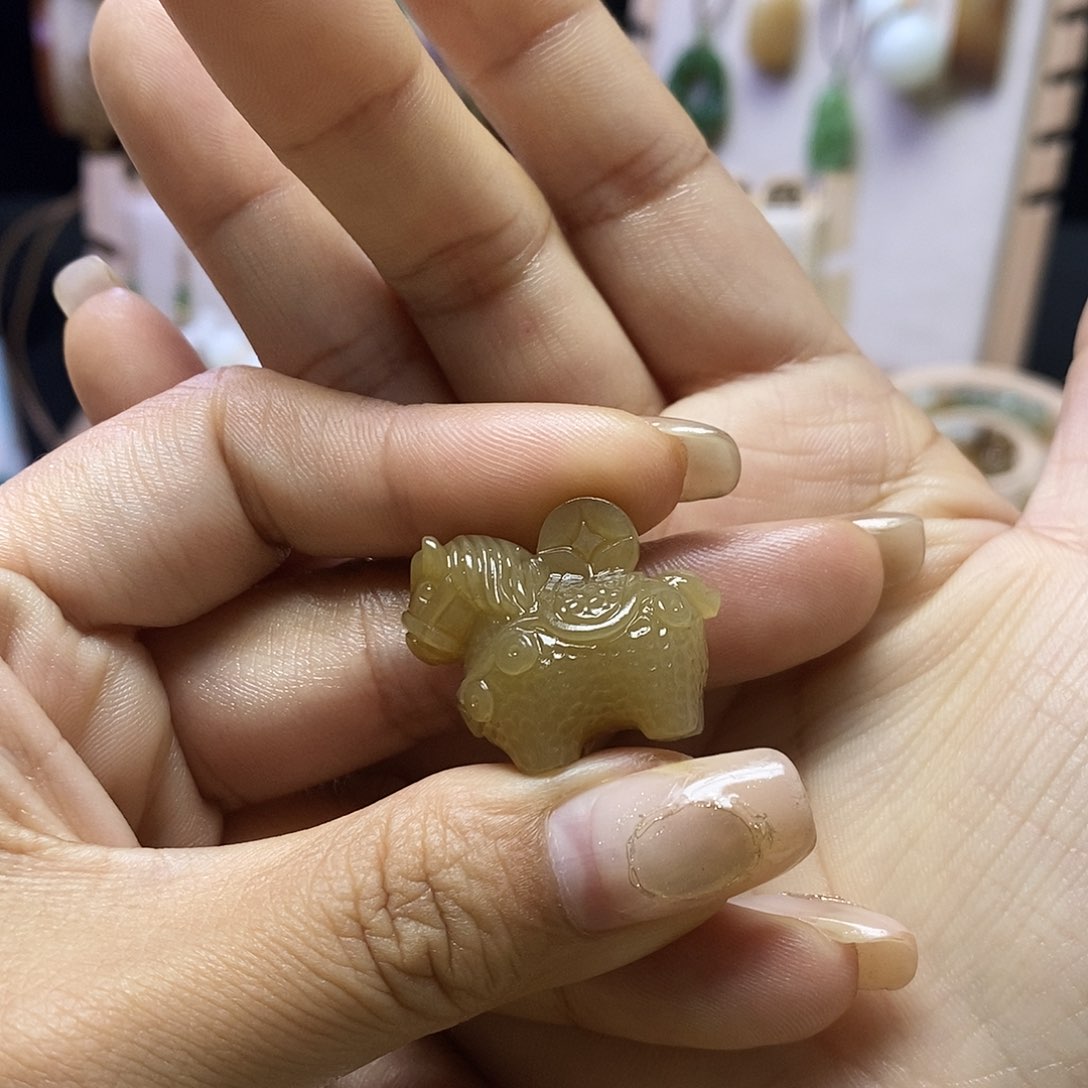 颈饰未镶嵌和田玉那****?