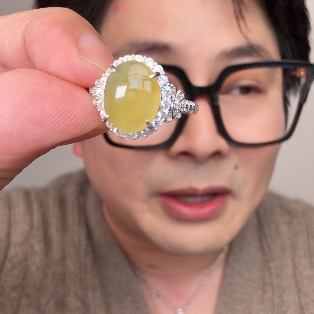 翡翠未镶嵌颈饰一件