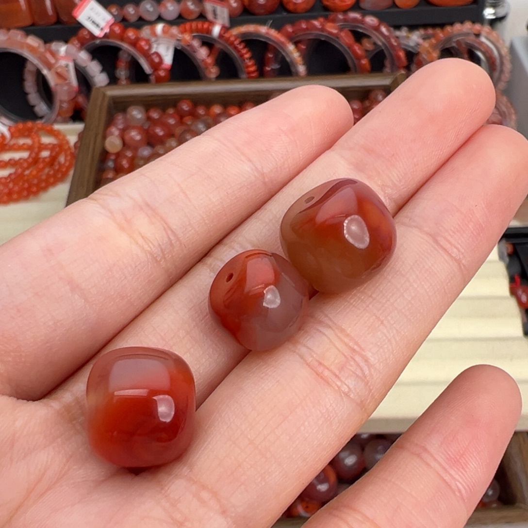 迷***香南红玛瑙未镶嵌颈饰老型单珠3个