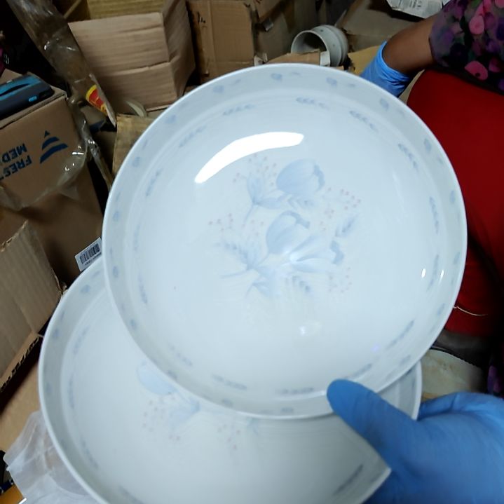 摆件盘子碗茶壶啥都有