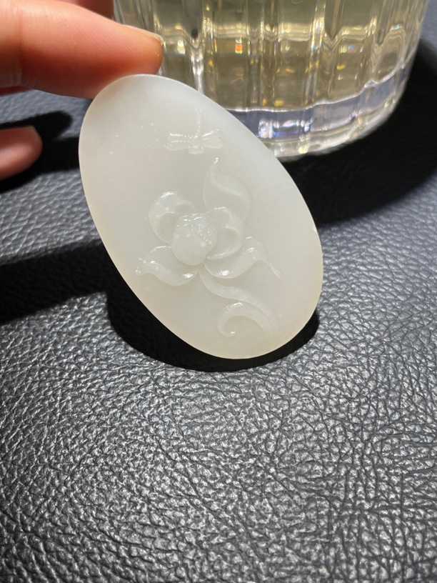 荷花蜻蜓雕刻件，未镶嵌一物一拍，颜色白色