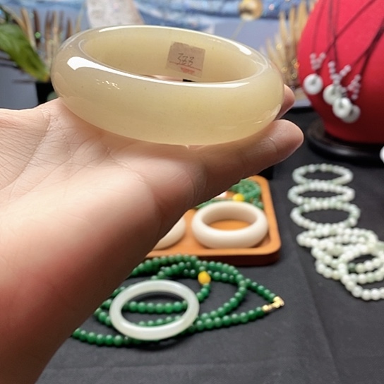 未镶嵌手镯石英质玉蓉*