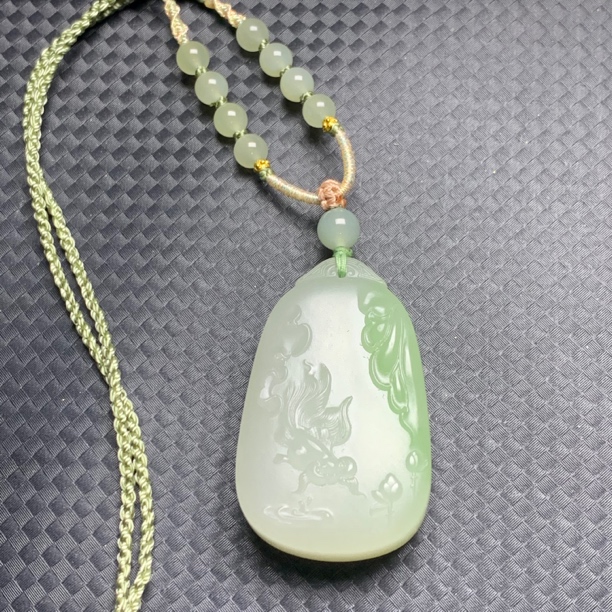 新品和田玉翠青荷花鱼吊坠