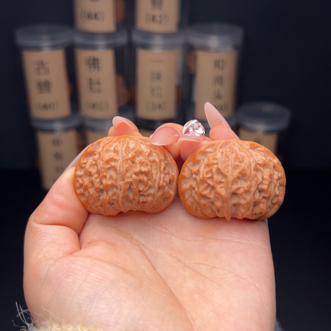 陈***某文玩核桃吊坠宫灯