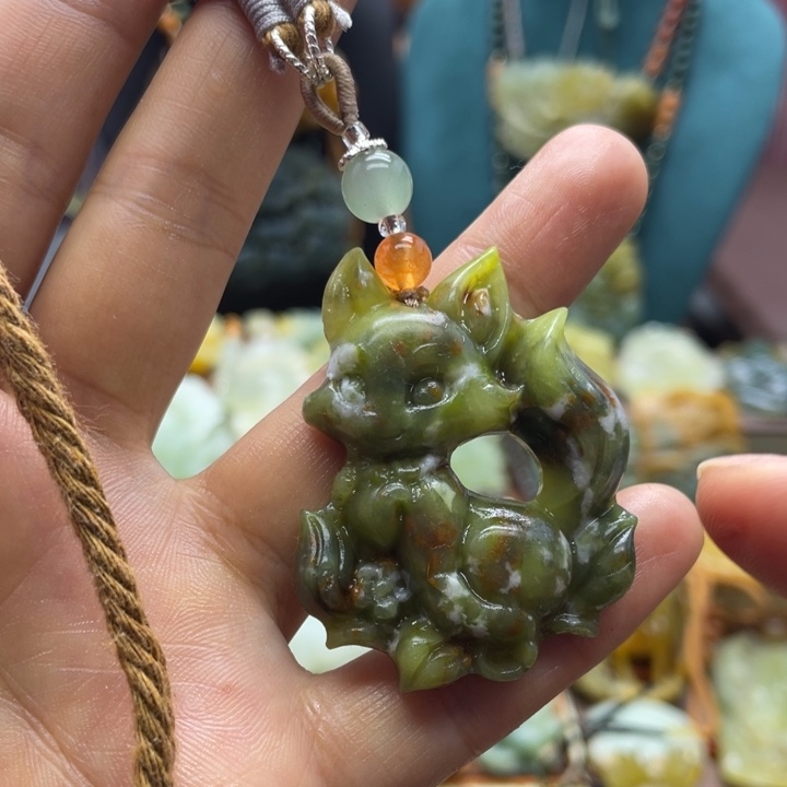 蛇纹石玉未镶嵌颈饰