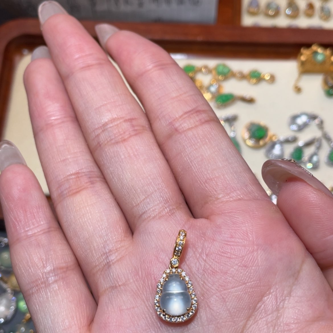 【闪购商品】颈饰18K金镶嵌翡翠