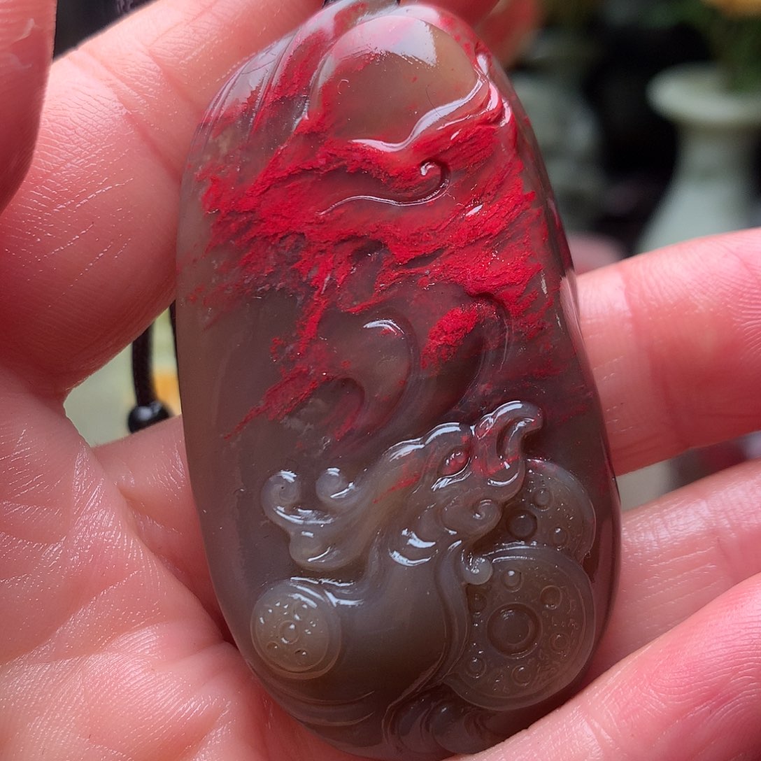 大***的昌化石鸡血石精品牛角冻挂件