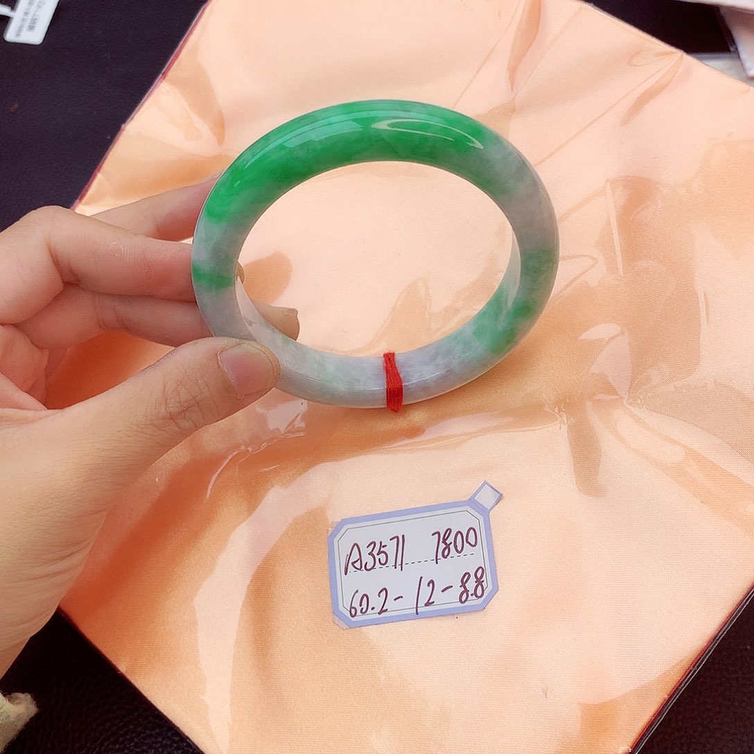 翡翠手镯未镶嵌翡翠