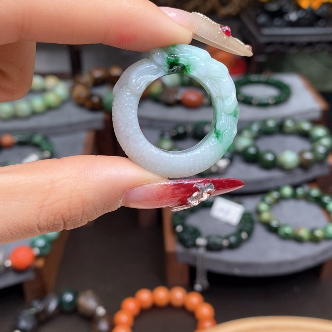 翡翠戒指未镶嵌漂亮美眉