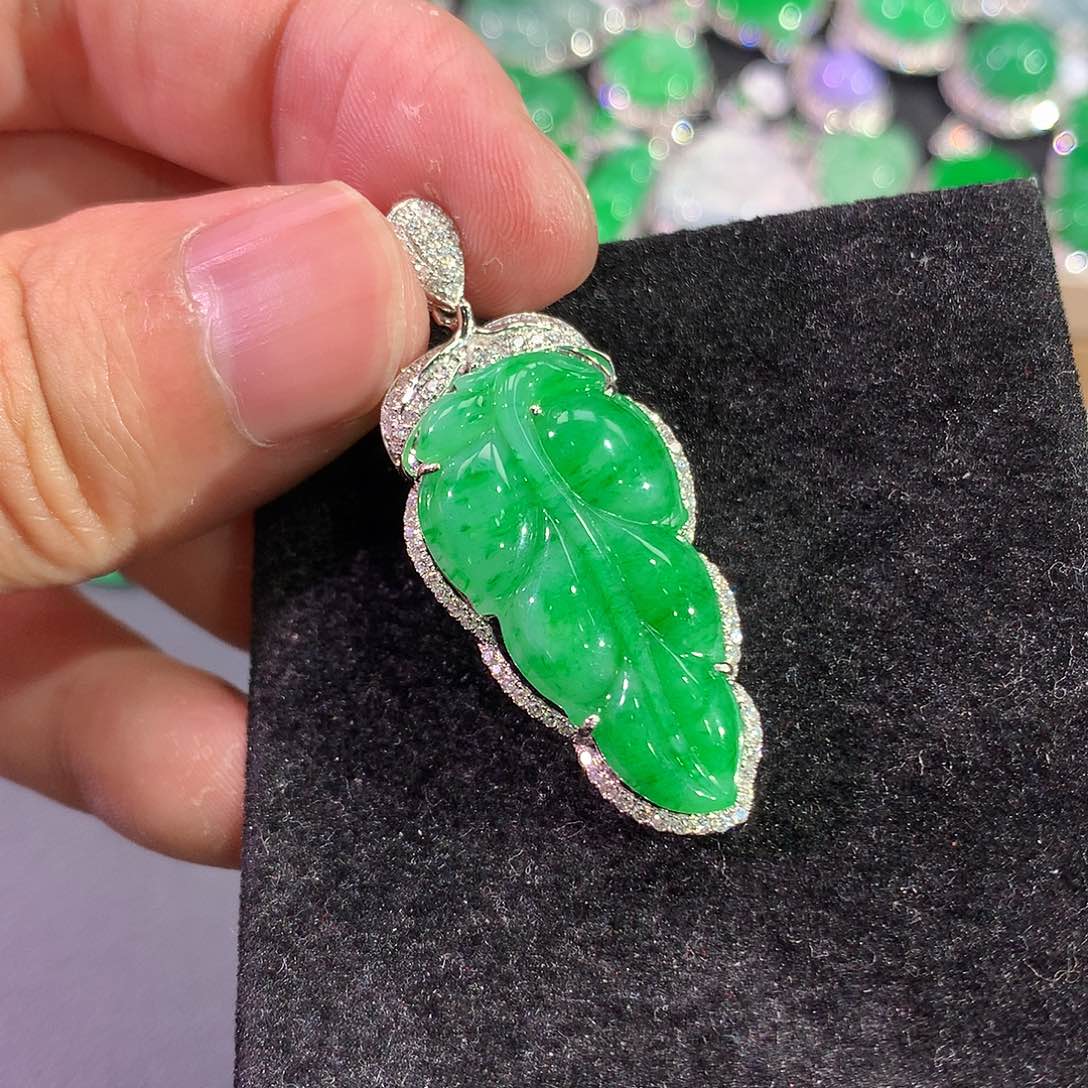 翡翠吊坠(赠链)18K金镶嵌