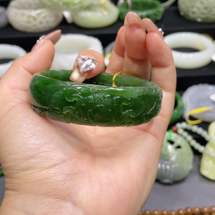 和田玉手镯58圈口。编号9未镶嵌