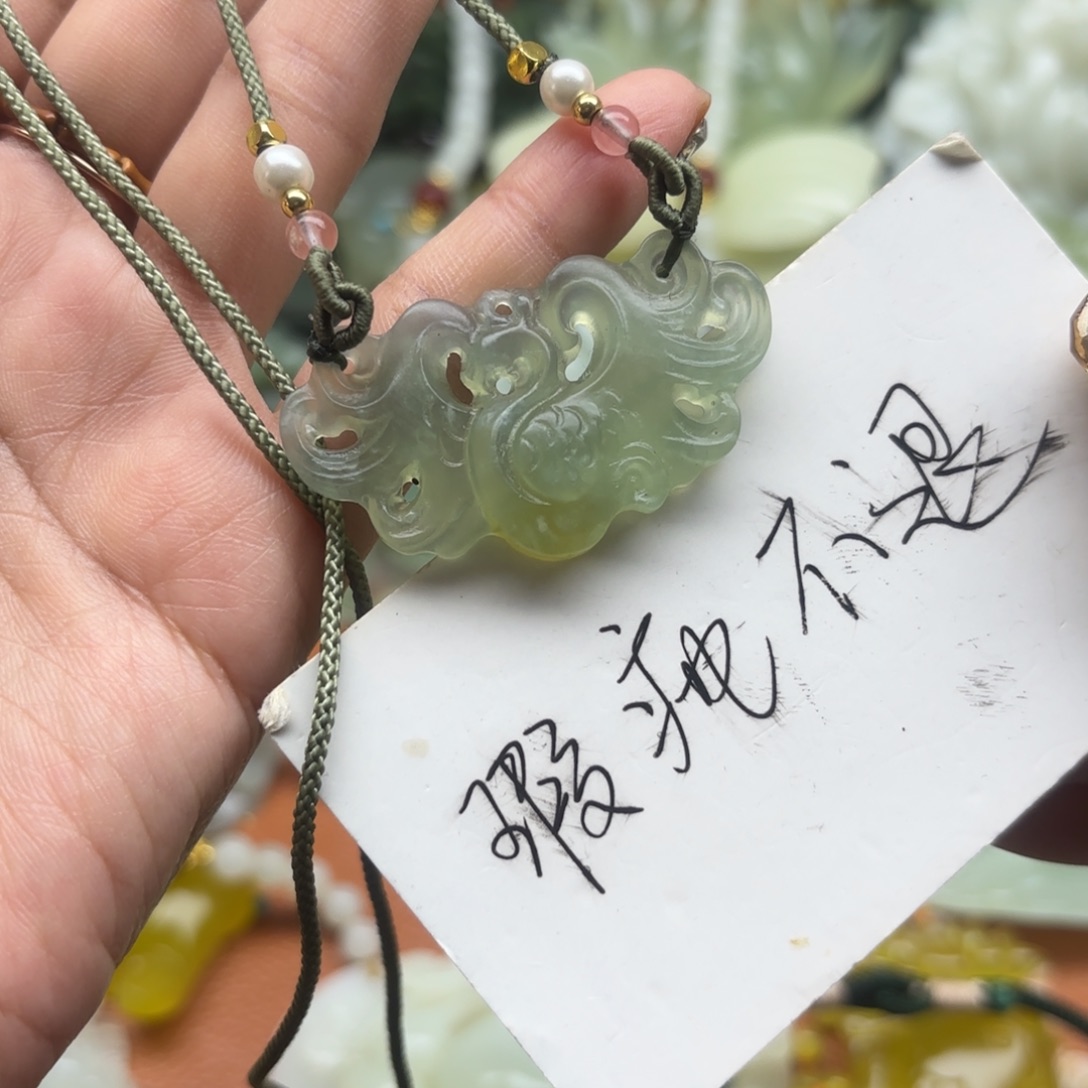 蛇纹石玉未镶嵌颈饰