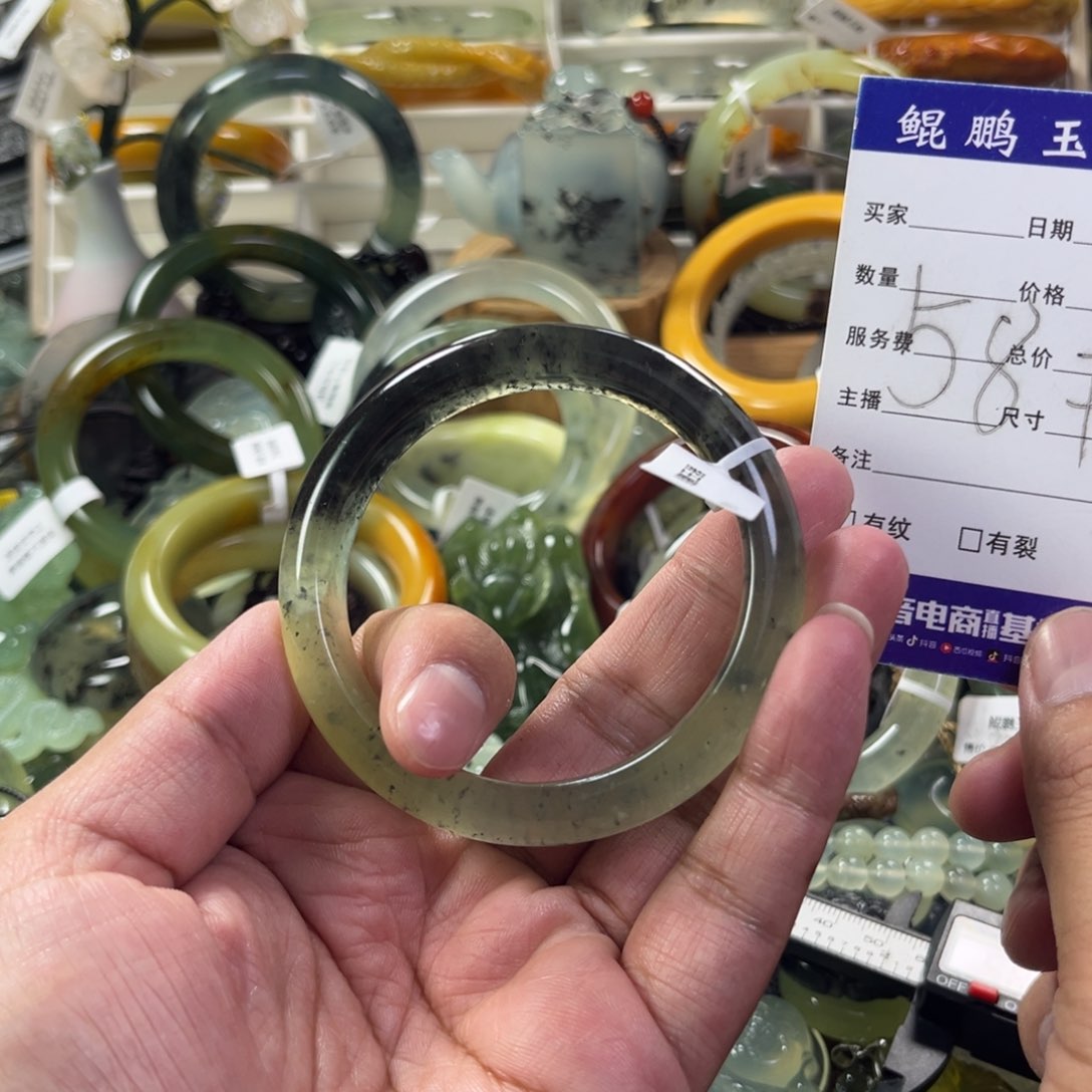 蛇纹石玉手镯未镶嵌