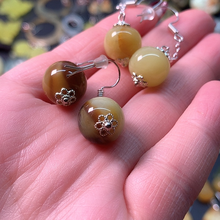 蛇纹石玉耳环未镶嵌