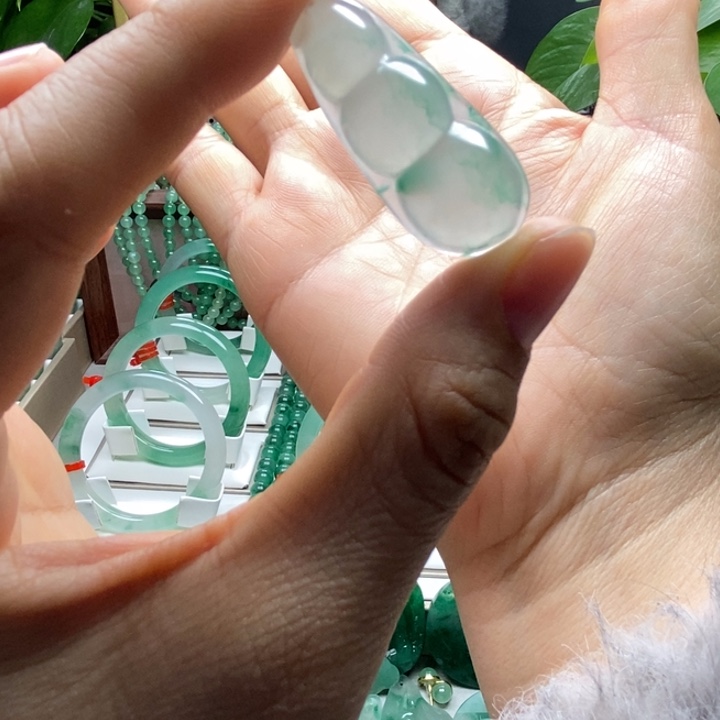 石英质玉未镶嵌颈饰