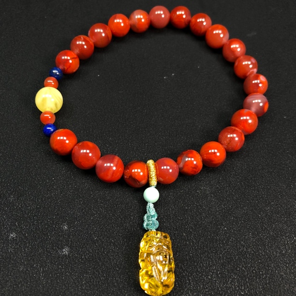 精美南红7.5mm单圈手串，颜色红润，火焰纹，搭配天然琥珀