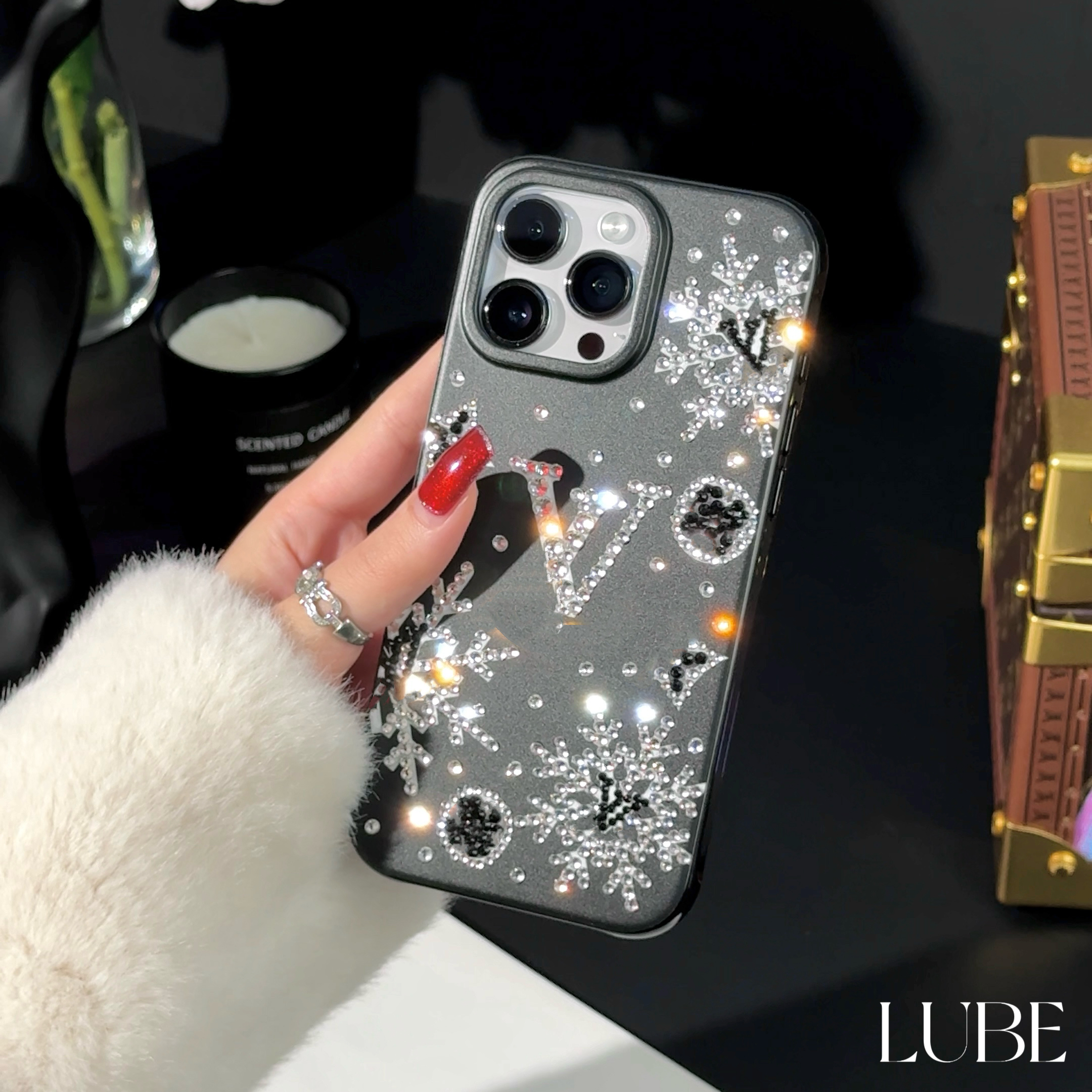 【雪花路易】歪歪高定手工钻手机壳适用于iPhone16promax/15/14