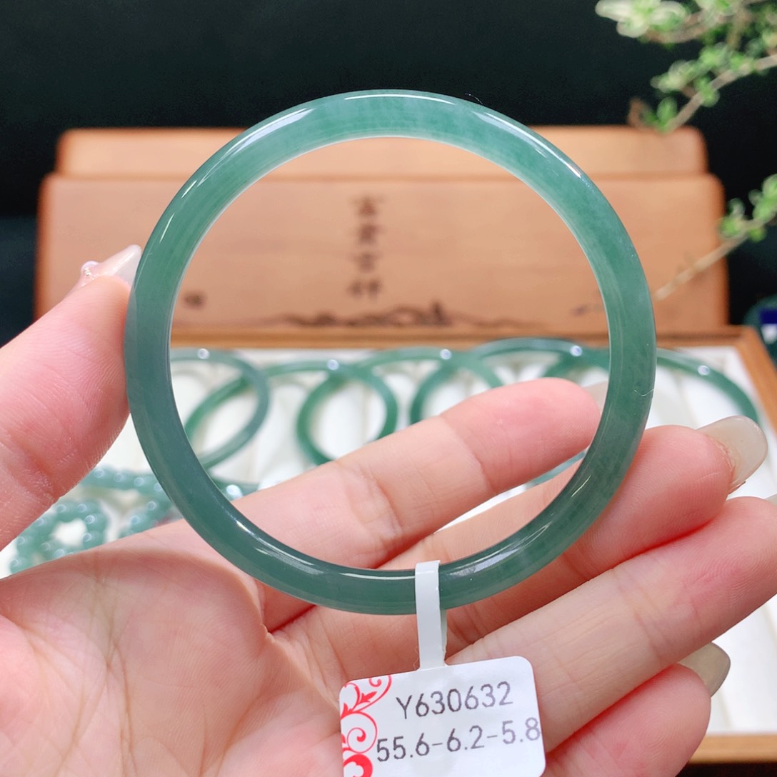 翡翠手镯未镶嵌天然