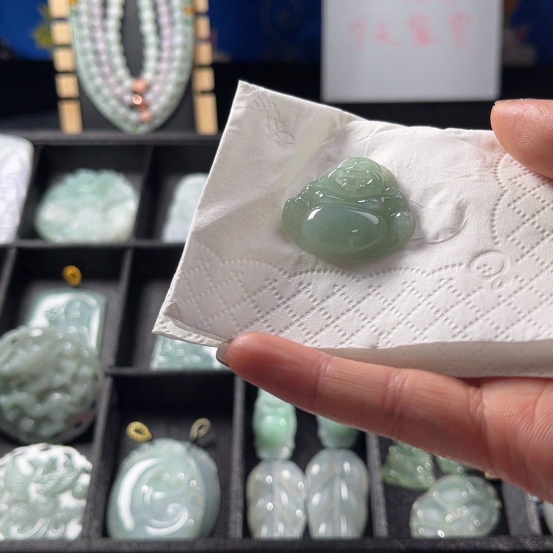 翡翠未镶嵌颈饰佛公