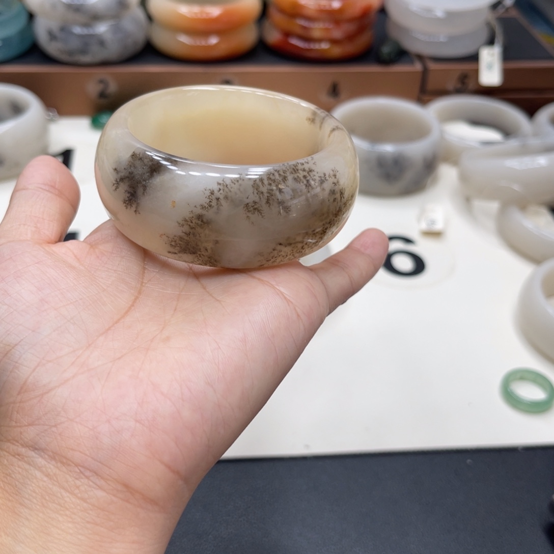 未镶嵌石英岩玉珠宝奇石