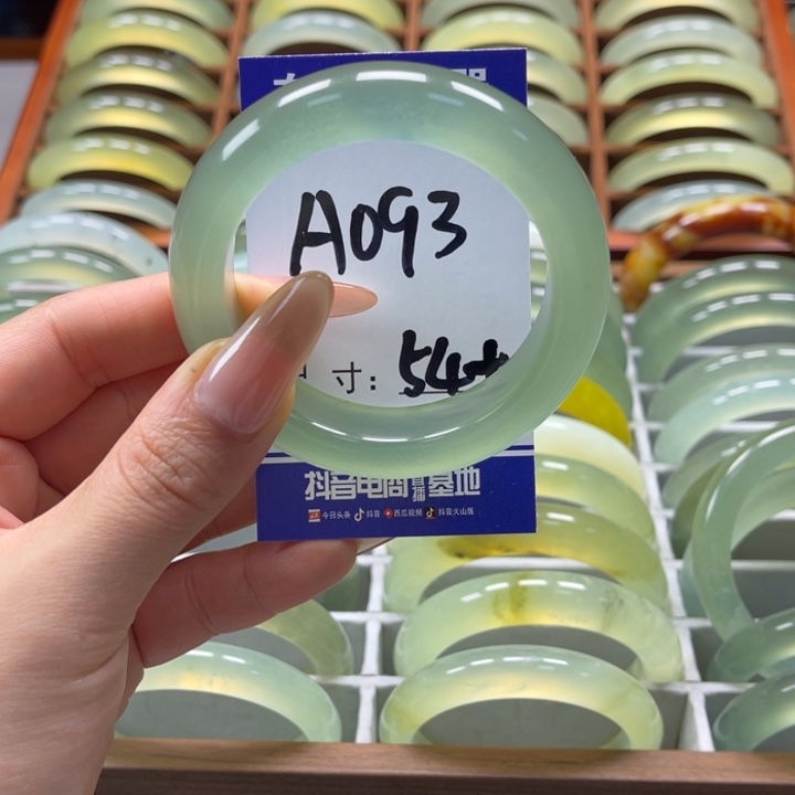 岫玉手镯未镶嵌明*音手镯