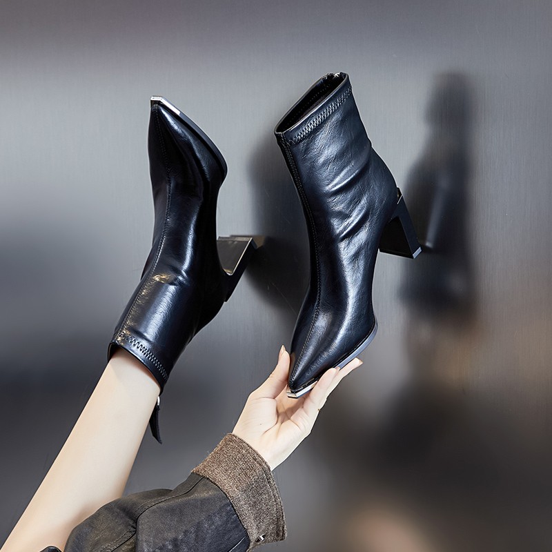 黑色马丁靴子女2025新款秋季秋冬款时尚百搭粗跟尖头加绒时装短靴
