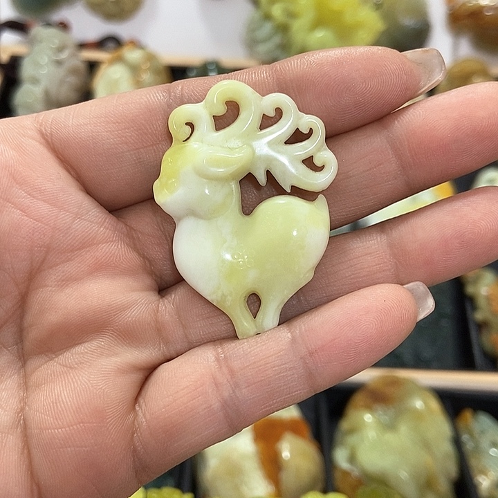 蛇纹石玉挂件未镶嵌
