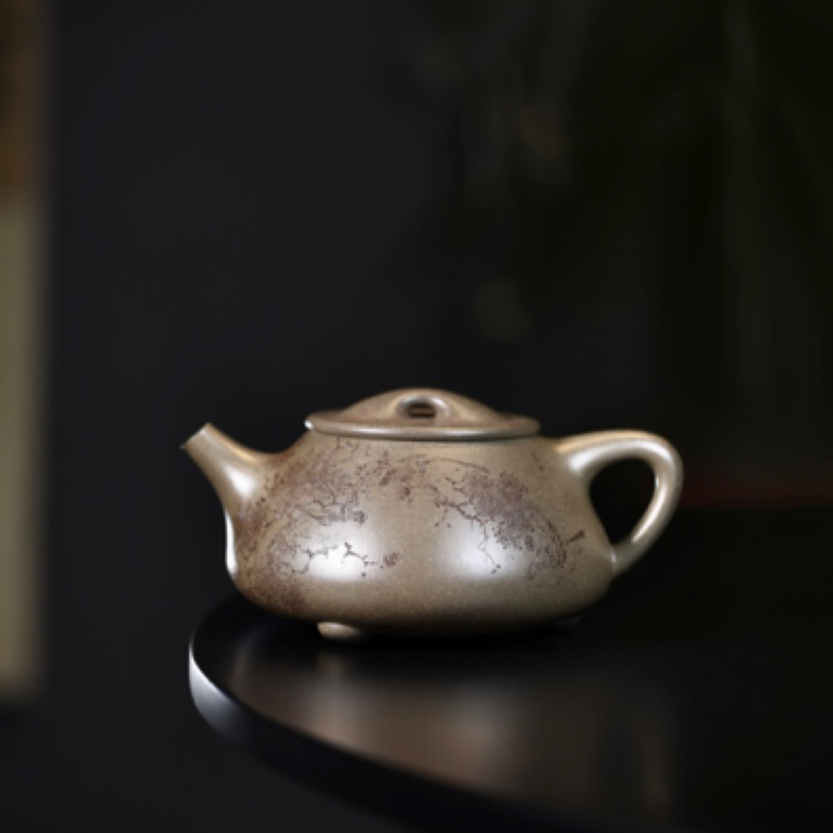 吴君峰紫砂作品 张勇刻绘松鸟图 蟹壳青368cc