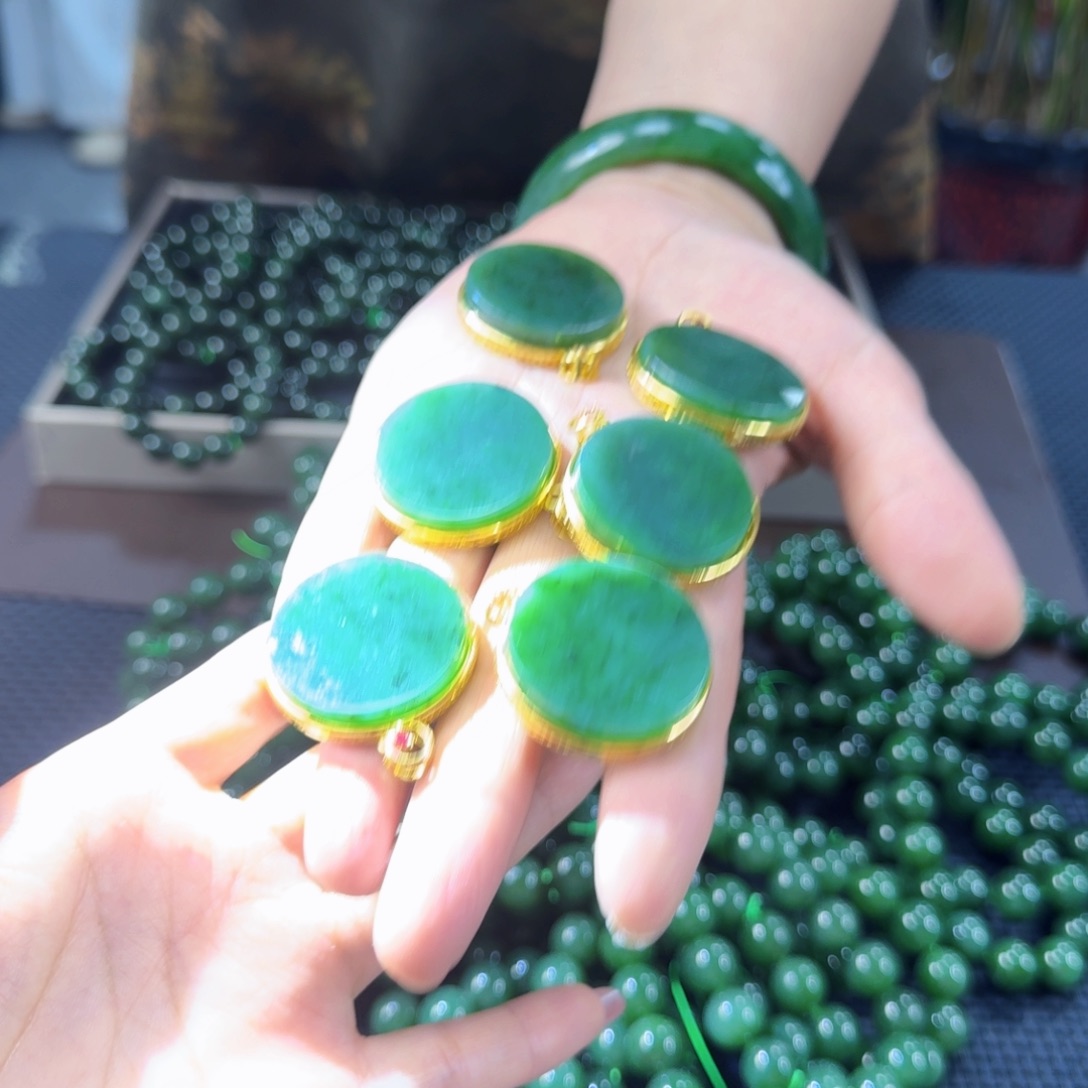 和田玉（碧玉）合金颈饰发其一