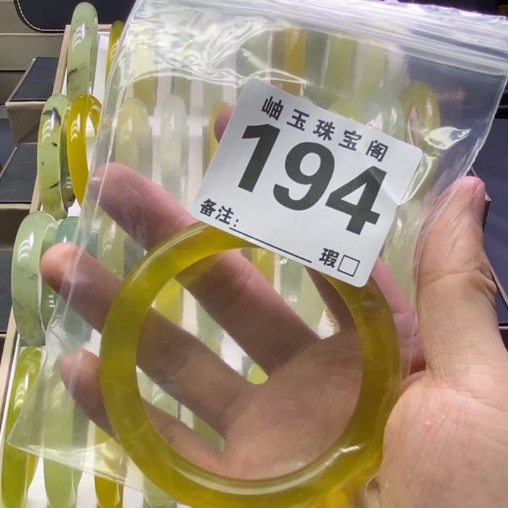 未镶嵌蛇纹石玉手镯时**转