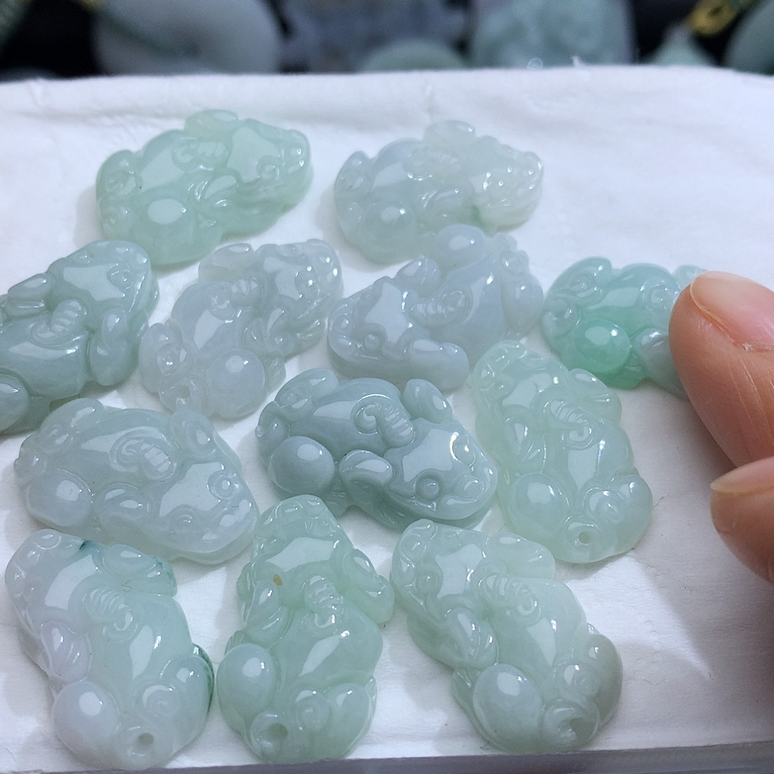 翡翠未镶嵌颈饰多样性发其一对