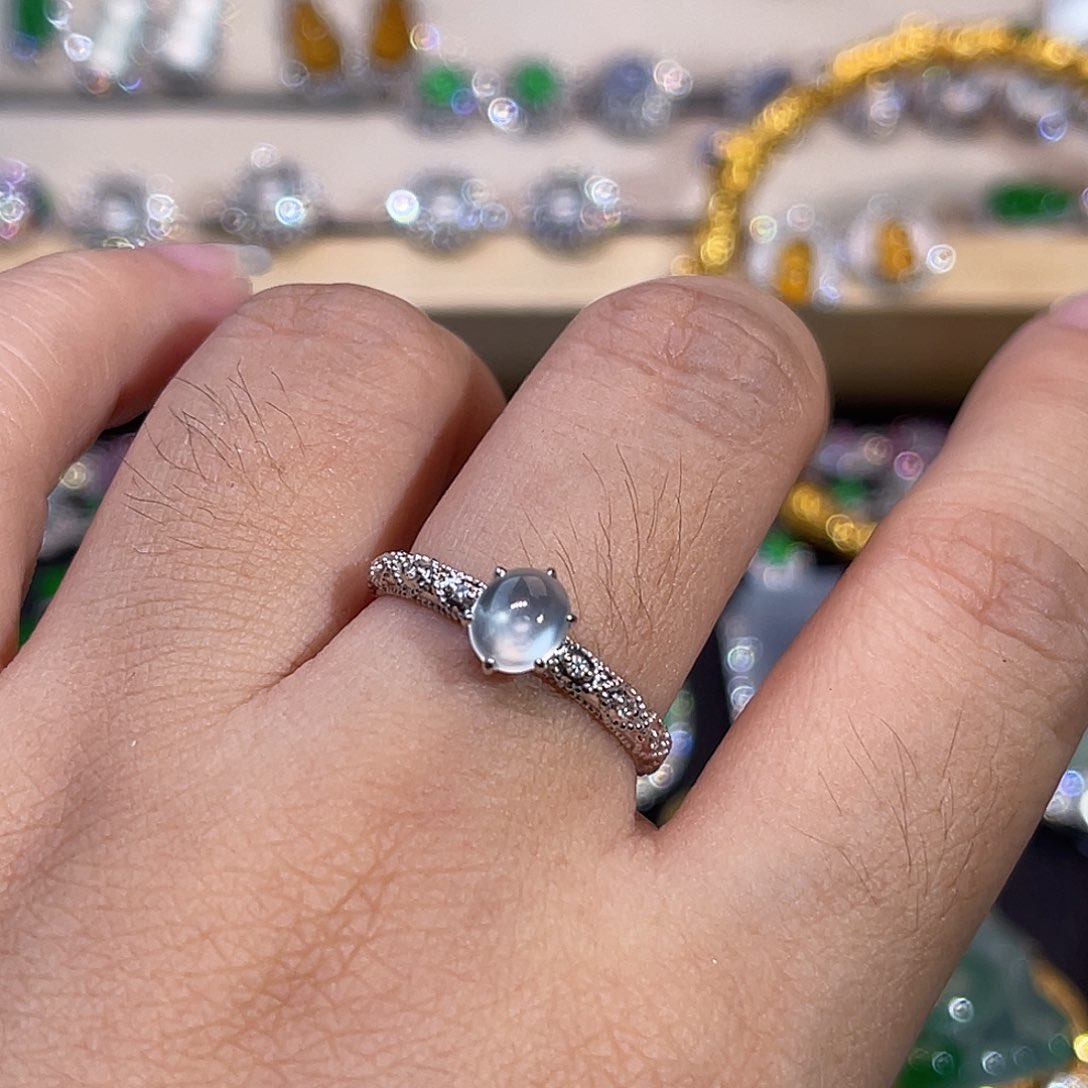 翡翠戒指18K金镶嵌冰蛋