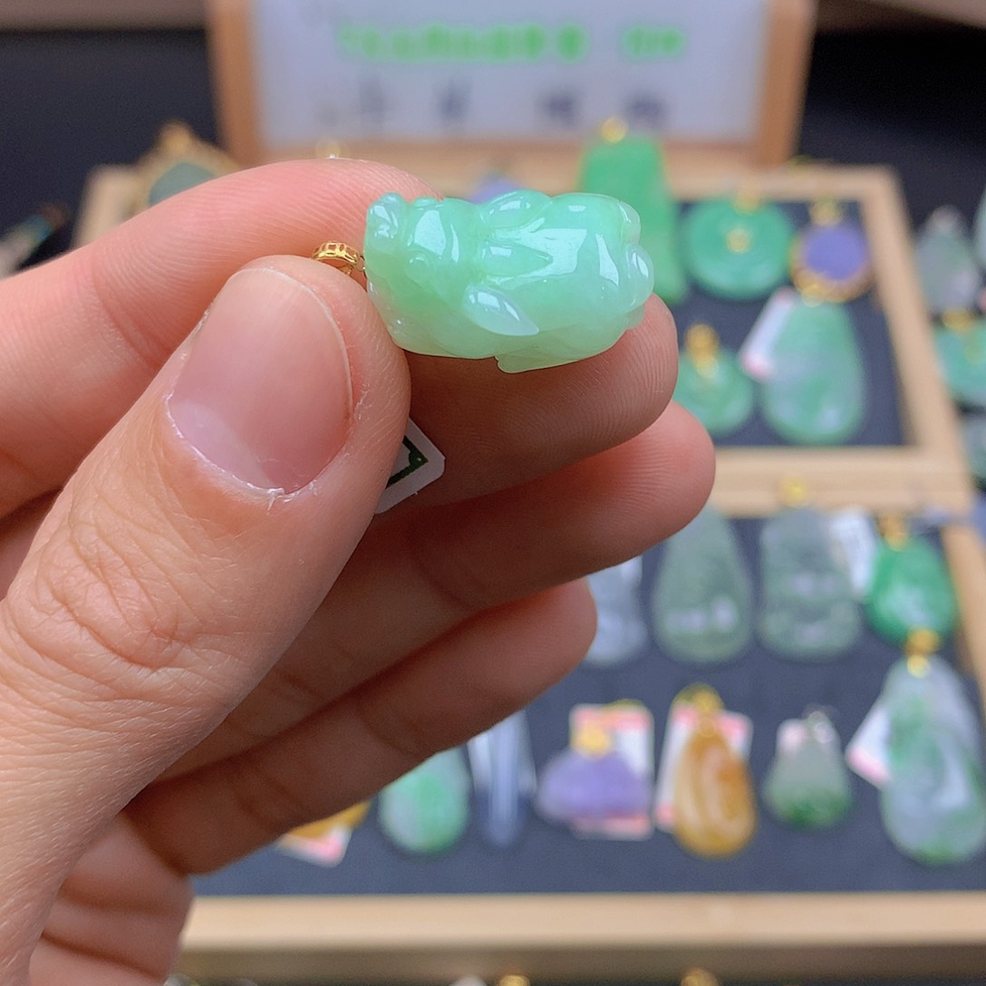 翡翠颈饰18K金镶嵌翡翠